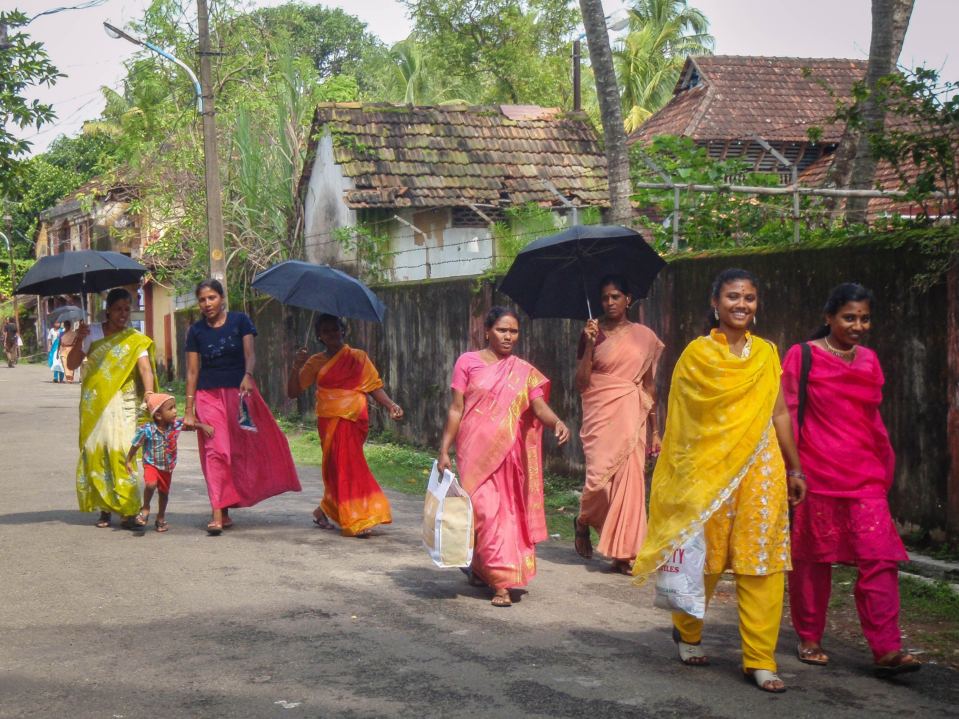 Kvinnor i vackra saris, Fort Cochin, Kerala          